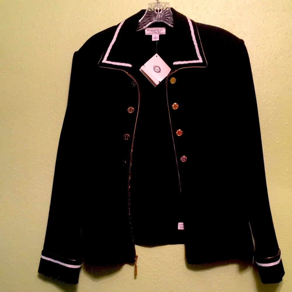 Large Black short zip up blazer.